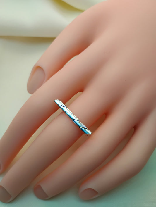 Twist bar ring
